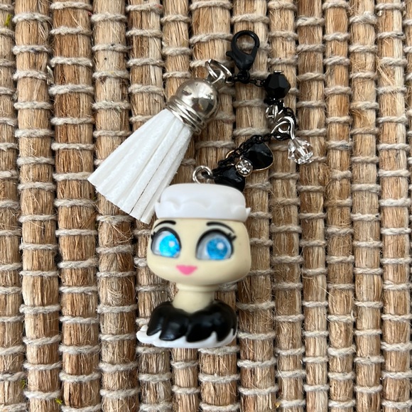 🖤🤍 Disney Doorable Beauty and the beast French duster character Keychain charm - Picture 1 of 6